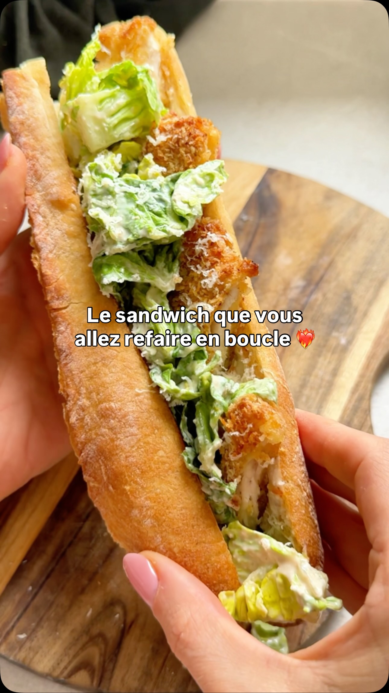 Est ce que vous êtes d’accord pour dire qu’un sandwich au poulet croustiiiii comme ça, c’est un vrai repas ? 

Si la recette vous plaît, pensez à liker, enregistrer, commenter et surtout ABONNEZ VOUS 😍🫶

Pour 2 sandwichs: 

Pour le poulet : 
2 filets de poulet
1 œuf 
40g de farine 
70g de chapelure panko
1 cac de paprika 
Sel, poivre 

Cuisson au four : 20/25 min à 190 degrés 
Cuisson au airfryer : 12/15 min à 180 degrés 
Cuisson à la poêle : 5 min de chaque côté 

Pour la sauce : 
100g de fromage blanc 
20g de parmesan 
1 cac de moutarde 
1 cas de mayonnaise 
1 cac de sauce soja 
1/2 cac d’ail en poudre 
Sel, poivre 

Pour le sandwich : 
1 baguette fraîche 
Un peu de beurre pour faire dorer le pain 
De la salade 
Du parmesan râpé 

Toutes les étapes dans la vidéo 🥰

#ideerepas #sandwich #sandwichcesar #recettefacile #pouletpane