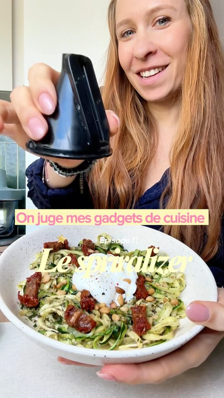 Quelle note pour le spiralizer selon vous ? Est-ce que ça reste à la maison… ou ça dégage ? 😭

Le spiralizer moi je trouve ça quand même super chouette pour faire des spaghettis de légumes 😎
Je suis de mauvaise foi ou c’est vraiment utile ? 😂

La recette des spaghettis de courgettes : 
2 grosses courgettes 
Sel, poivre, ail en poudre et herbes 

Pour le pesto maison : 
30g de basilic frais 
25g de pignons torréfiés 
30g de parmesan râpé 
1 petite gousse d’ail
50ml d’huile d’olive 
Sel, poivre 

Pour servir : burrata, tomates séchées, pignons torréfiés et un filet d’huile d’olive 💚

—-
Test du spiralizer de légumes + recette de spaghettis de courgettes au pesto et burrata 💚

#foryou #ideerepas  #rééquilibragealimentaire #spiralizer #testproduit