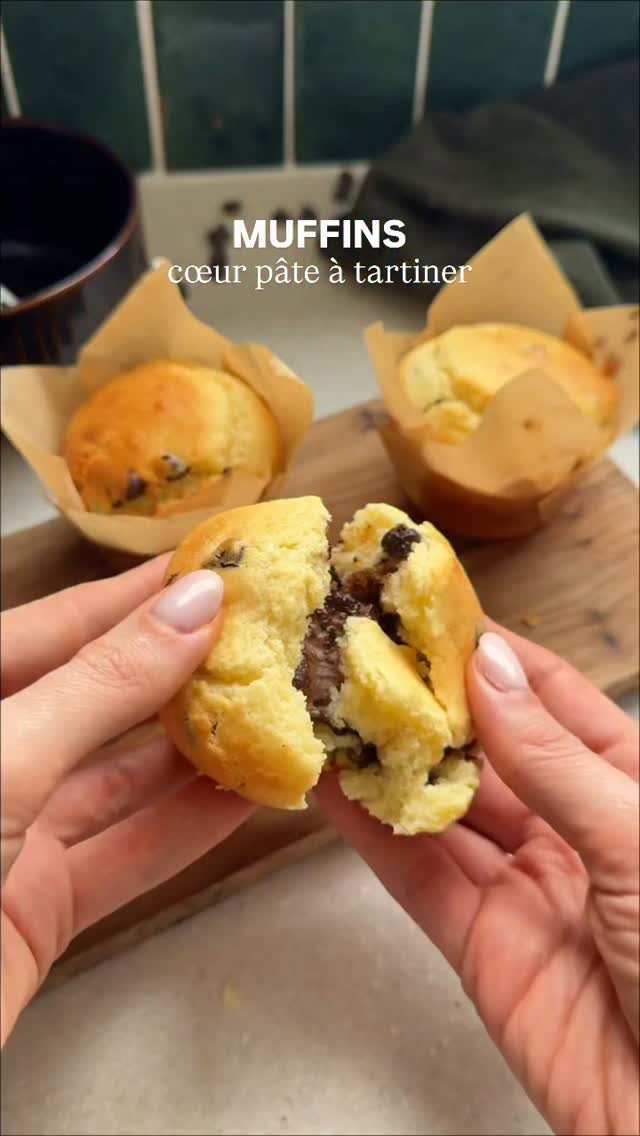 Les meilleurs muffins de votre vie : du moelleux, des pépites de choco et un cœur pâte à tartiner, vous validez ?? ❤️

3 astuces indispensables : 
- pour le cœur coulant, on dépose des petites boules de pâte à tartiner sur du papier cuisson et on les place au congélateur jusqu’à ce qu’ils soient bien fermes. Au moment de remplir les moules, on dépose un cœur congelé au centre des muffins. 
- pour une belle répartition des pépites de choco on ne mélange pas trop la pâte au moment où on incorpore le choco
- pour une texture bien moelleuse on respecte la quantité de beurre et de fromage blanc 

2 œufs 
100g de beurre fondu 
100g de fromage blanc 
280g de farine 
100ml de lait 
100g de sucre 
1 sachet de sucre vanillé 
1 sachet de levure chimique 
1 pincée de sel 
1 grosse poignée de pépites de choco 
6 boules de pâte à tartiner de votre choix 

Cuisson : 
Four : 20 min à 180 degrés 
Airfryer : 18 min à 160 degrés 

Aloooors qui en veut pour le goûter ? 🥹

#muffins #recettefacile #goûter #recettesimple #ideerecette