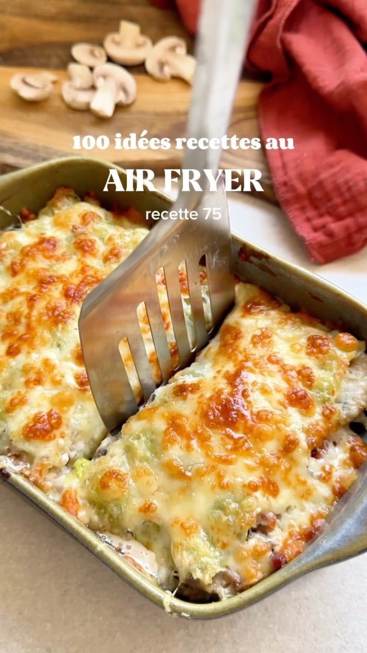 Vous avez déjà testé un gratin de ravioles ? ❤️‍🔥

GRATIN DE RAVIOLES AU COMTÉ, CHAMPIGNONS & BACON ✨

Pour 4 personnes : 

8 plaques de ravioles 
250g de champignons 
200g d’allumettes de bacon fumé 
1 oignon
250g de crème semi épaisse 
Sel, poivre, ail en poudre 
120g de comté râpé 
Un peu de crème supplémentaire pour la dernière couche 

Cuisson : 
- au airfryer : 15/20 min à 160 degrés 
- au four : 20/25 min à 180 degrés 

Mes astuces : 
- Placez vos plaques de ravioles au congélateur pendant 10 à 15 min avant de les utiliser, elles seront fermes et beaucoup plus faciles à manipuler sans se déchirer.
- Terminez le montage par une couche de crème + fromage pour que ça gratine bien 
- Répartissez bien la préparation aux champignons entre les couches de ravioles pour qu’elles soient suffisamment humidifiées pour cuire sans sécher. 
- Pour une croûte encore plus gratinée, ajoutez un peu de parmesan en plus du comté sur le dessus 

#ideerepas #airfryer #recetteairfryer #gratinderaviole #recettesimple