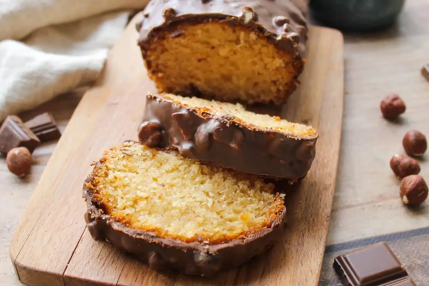 Gâteau au yaourt glaçage croustillant au chocolat et noisettes