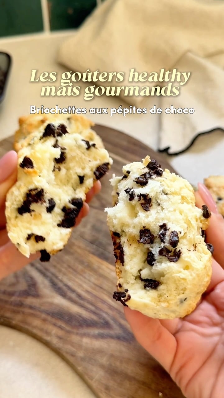 Quiii en veut ? Allez hop let’s go me faire des petites brioches aux pépites de chocolat en quelques minutes ❤️‍🔥 

Pour 3 belles brioches : 
150g de farine 
150g de yaourt à la grec ou de skyr 
1 cas de levure chimique 
Des pépites de chocolat 
Un peu de lait pour la dorure 

12/14 min à 180 degrés au four 

C’est un de mes goûters pref du moment et j’espère que vous allez les adorer autant que moi 🫶

Ps : je me répète mais n’oubliez pas de liker la vidéo si vous avez lu jusqu’ici, c’est important 🥹❤️‍🔥 merci fort fort 

—-
Recette facile et rapide de petites brioches aux pépites de chocolat, saines amis gourmandes sans beurre ni sucre blanc. Il n’y a pas de temps de pétrissage ce qui permet d’obtenir un délicieux goûter en quelques minutes ! 😍

#rééquilibragealimentaire #recettefacile #recettesimple #briochehealthy #recettesaine