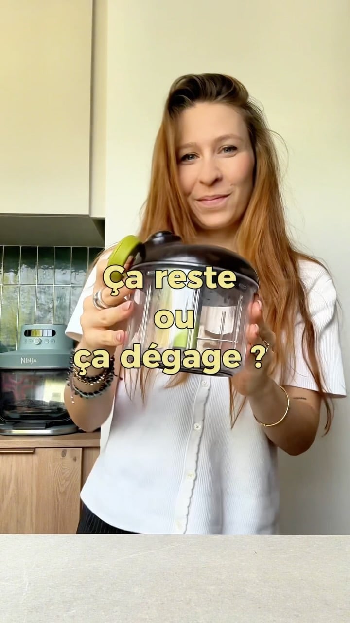 Trop envie de le garder car je trouve ça trop pratique… mais est-ce vraiment utile ? 😂

C’est quand même super pratique d’avoir juste à tirer sur la petite ficelle sans devoir brancher le mixeur… mais je vous laisse décider pour moi (même si j’espère que vous allez me dire de le garder 😎) 

Pour les pizza rolls façon pain à l’ail : 
Une pâte à pizza 
50g de beurre mou 
3 gousses d’ail
Une petite botte de persil
150g de mozzarella râpée 
Sel, poivre 
Un peu de lait avant la cuisson 

Cuisson au four : 20/25 min à 180 degrés au four 
Cuisson au airfryer : 16 min à 170 degrés 

On continue la série ? 😂

#foryou #pizzarolls #painalail #recettefacile #recetteapero
