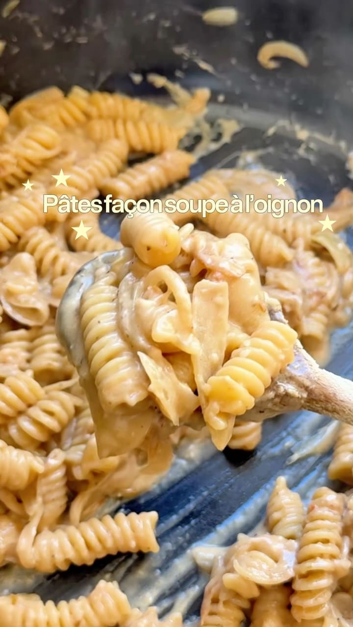 One pot pasta façon soupe à l’oignon : qui va tester cette recette ? 😍

J’avais trop envie de tester cette recette que j’ai vu passer sur les réseaux ! C’est vraiment trop facile mais juste j’ai fini en larmes en cuisinant… alors svp likez pour sécher mes larmes 😂

Pour 2 personnes : 
3 beaux oignons 
200g de pâtes crues 
20g de beurre 
1 filet d’huile d’olive 
1 gousse d’ail 
50 ml de vin blanc 
400 ml de bouillon (de votre choix)
100ml de crème liquide 
1 cas de thym 
Sel, poivre, ail en poudre 
Comté râpé 

On commence par émincer les oignons (clairement, UTILISEZ LA MANDOLINE 😂). On les fait revenir une quinzaine de minutes dans un peu de beurre et huile (là c’est pour la version rapide mais vous pouvez les laisser caraméliser plus longtemps, 20/25 min si vous avez le temps !). Ensuite on ajoute l’ail haché et on déglace au vin blanc. On verse les pâtes crues, le bouillon, les herbes, l’ail en poudre ainsi que la crème liquide. On mélange un peu et on couvre environ 12 min. 
À la fin de la cuisson, on goûte et on assaisonne à convenance, on râpe du comté par dessus et on se RÉGALE ! 

—-
Une idée de repas facile et rapide à préparer : un one pot pasta façon soupe à l’oignon avec une sauce aux oignons caramélisés bien gourmande. 

#ideerepas #recettefacile #recetterapide #onepotpasta 
#rééquilibragealimentaire
