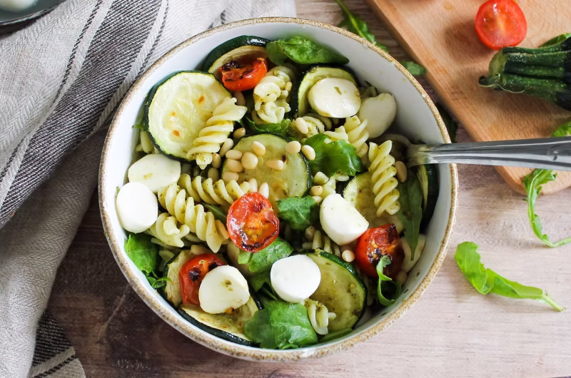 Salade de pâtes au pesto, légumes rôtis et mozza