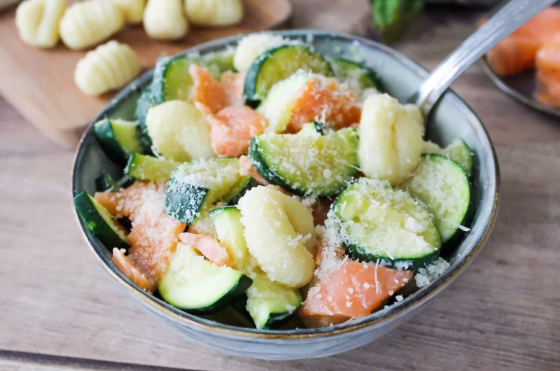 Gnocchis au saumon fumé à la crème et aux courgettes