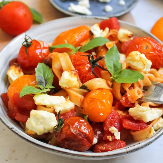 Recette de tagliatelles à la feta et tomates cerises rôties, et basilic : la recette gourmande et facile