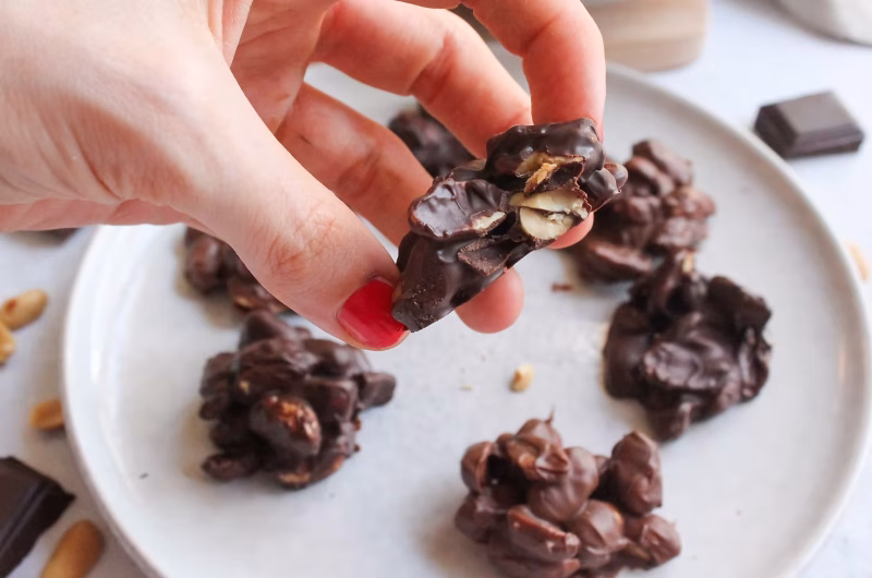 Rochers cacahuètes au chocolat : la recette express avec seulement 2 ingrédients 