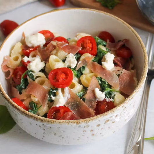 Pâtes à la ricotta et aux épinards, tomates et jambon cru