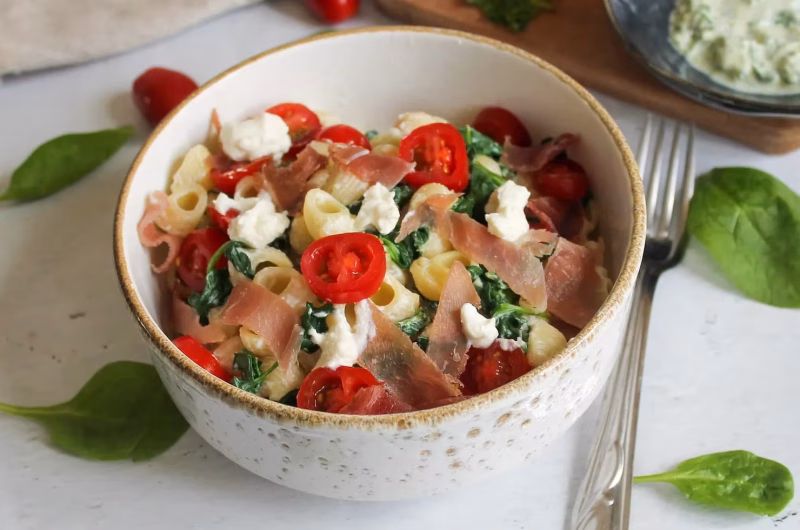 Pâtes à la ricotta et aux épinards, tomates et jambon cru
