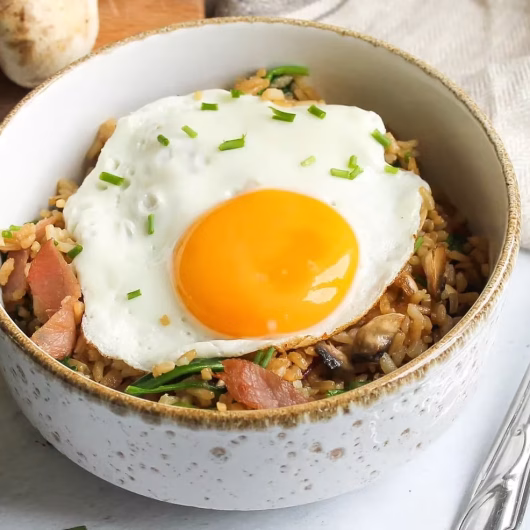 Riz frit aux champignons, épinards et bacon
