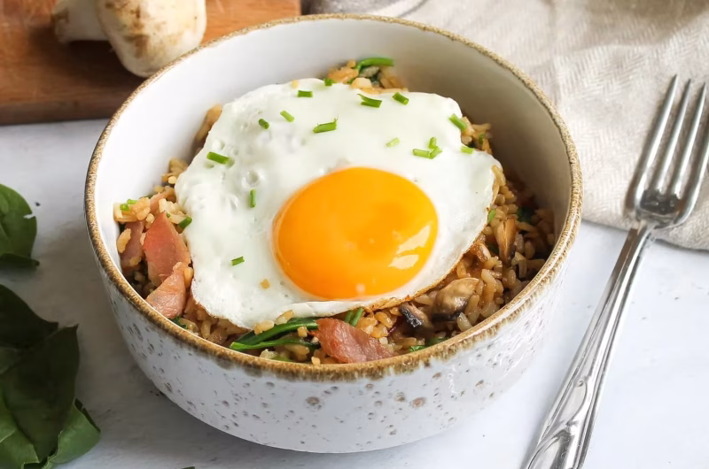 Riz frit aux champignons, épinards et bacon