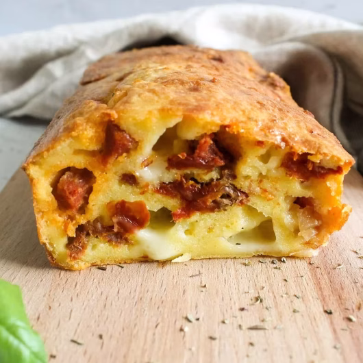 Cake salé au chorizo, tomates séchées et comté