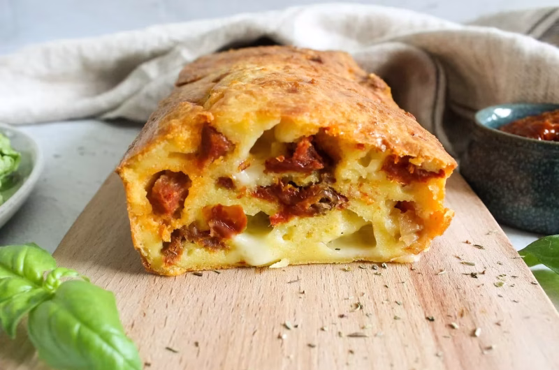 Cake salé au chorizo, tomates séchées et comté