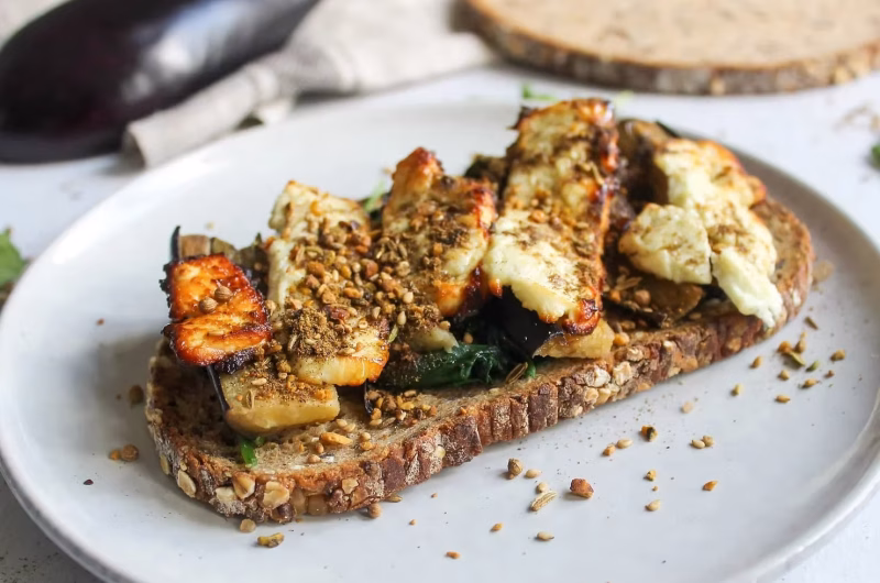 Tartine de féta grillée au miel avec aubergines et épices dukkah