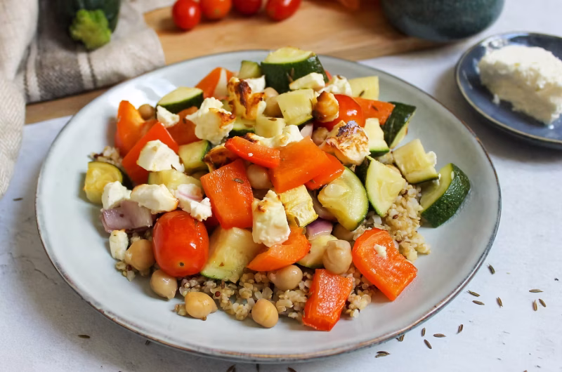 Légumes rôtis au four, pois chiches, quinoa et feta : la recette healthy et gourmande 