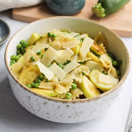 Pâtes aux petits pois, courgettes, pesto et parmesan