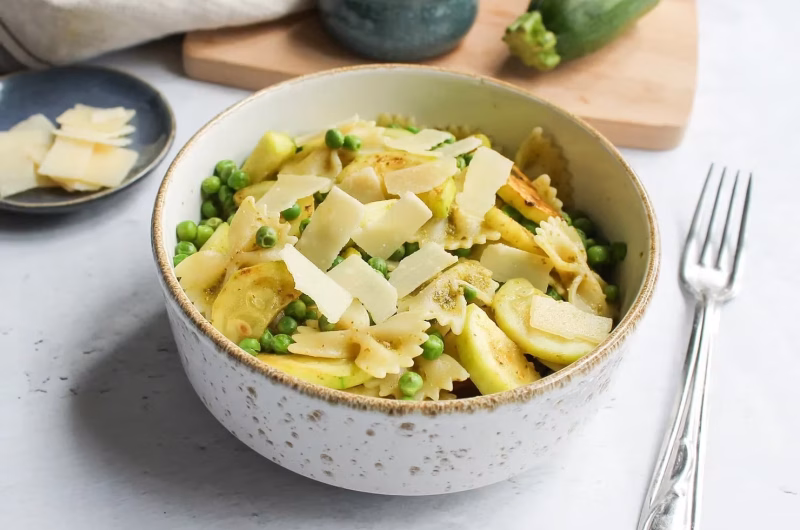 Pâtes aux petits pois, courgettes, pesto et parmesan – Recette facile et gourmande