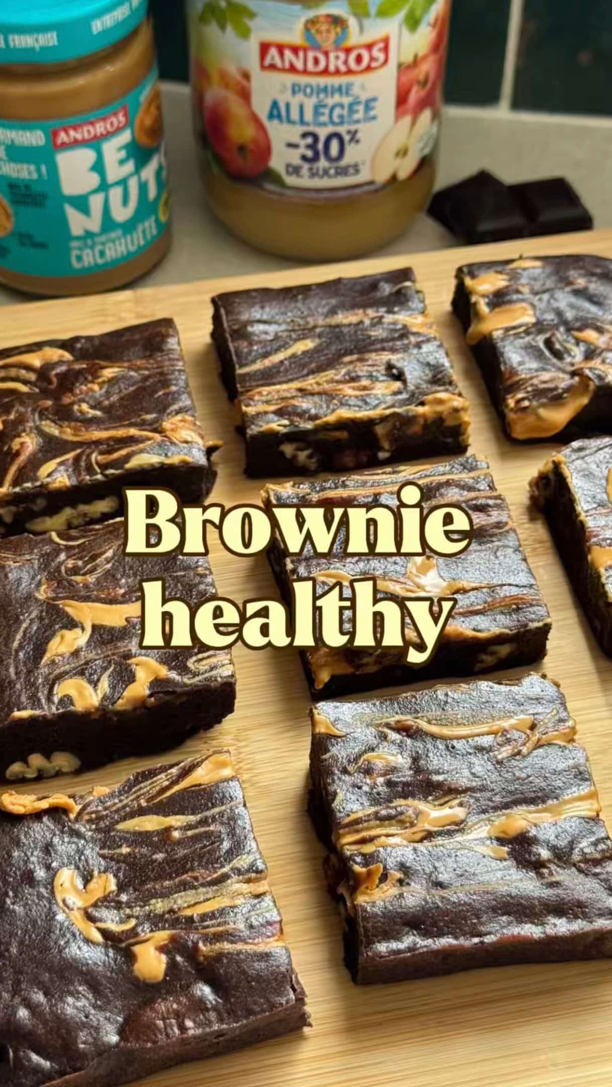 Un brownie sans beurre ni sucre mais incroyablement gourmand ca vous tente ? 😍

Collaboration commerciale avec @androsfrance 

Bienvenue dans la suite de ma série « les goûters healthy mais gourmands » et pour aujourd’hui on s’attaque à un de mes goûters pref ever depuis toujours : le browniiie 

Du coup, j’ai remplacé le beurre et le sucre par le Dessert Fruitier Andros à la pomme qui donne le bon gout sucré et puis comme j’adore ca, j’ai ajouté du Be Nuts! Andros sur le dessus parce qu’on sera bien d’accord pour dire que chocolat + cacahuète = le best combo ! 

Pour un brownie : 
3 oeufs
60g de farine 
200g de compote 
200g de chocolat noir fondu
2 poignées de noix de pécan (ou autre noix) 
1 cuillère à soupe de sirop d’érable (facultatif) 
3 cuillères à café de pâte à tartiner cacahuètes 

Cuisson : 18/20 min à 180 degrés au four 

Aloooors vous allez tester ? 
Vous voulez quoi pour le prochain épisode ? 

« Pour votre santé, manger au moins 5 fruits et légumes par jour www.mangerbouger.fr »

#brownie #reequilibragealimentaire #browniehealthy #healthy #recettefacile