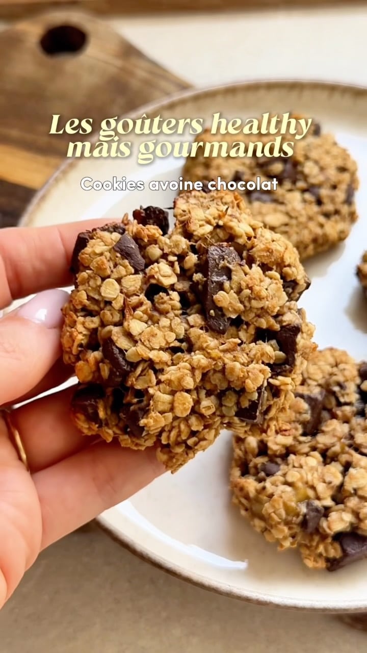 Des cookies pas vraiment cookies mais quand même trooop bons 😍

1 banane 
1 grosse cuillère à soupe de beurre de cacahuète
Un filet de sirop d’érable 
70g de flocons d’avoine 
30g de pépites de chocolat noir 
1 pincée de fleur de sel 

12/15 min à 180 degrés au four 

Vous avez déjà goûté ? 😍

—-
Recette facile et rapide de cookies / biscuits sans beurre ni sucre blanc à base de banane, avec des belles pépites de chocolat : une idée de goûter healthy mais très gourmand 😍

#cookies #oatcookies #cookiesavoine #recettefacile #rééquilibragealimentaire