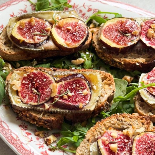 Toasts à la tomme, figues, miel et noix