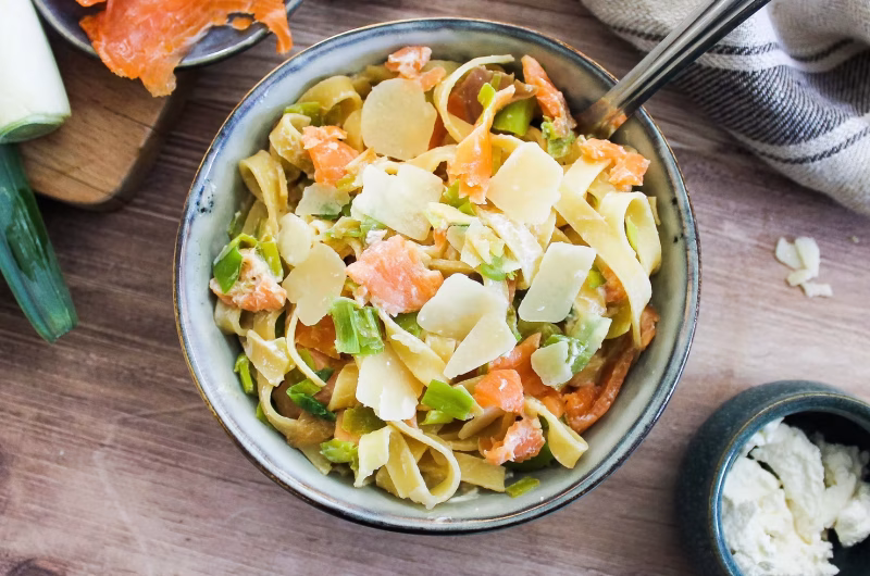 Pâtes fraîches à la ricotta, poireaux et saumon fumé