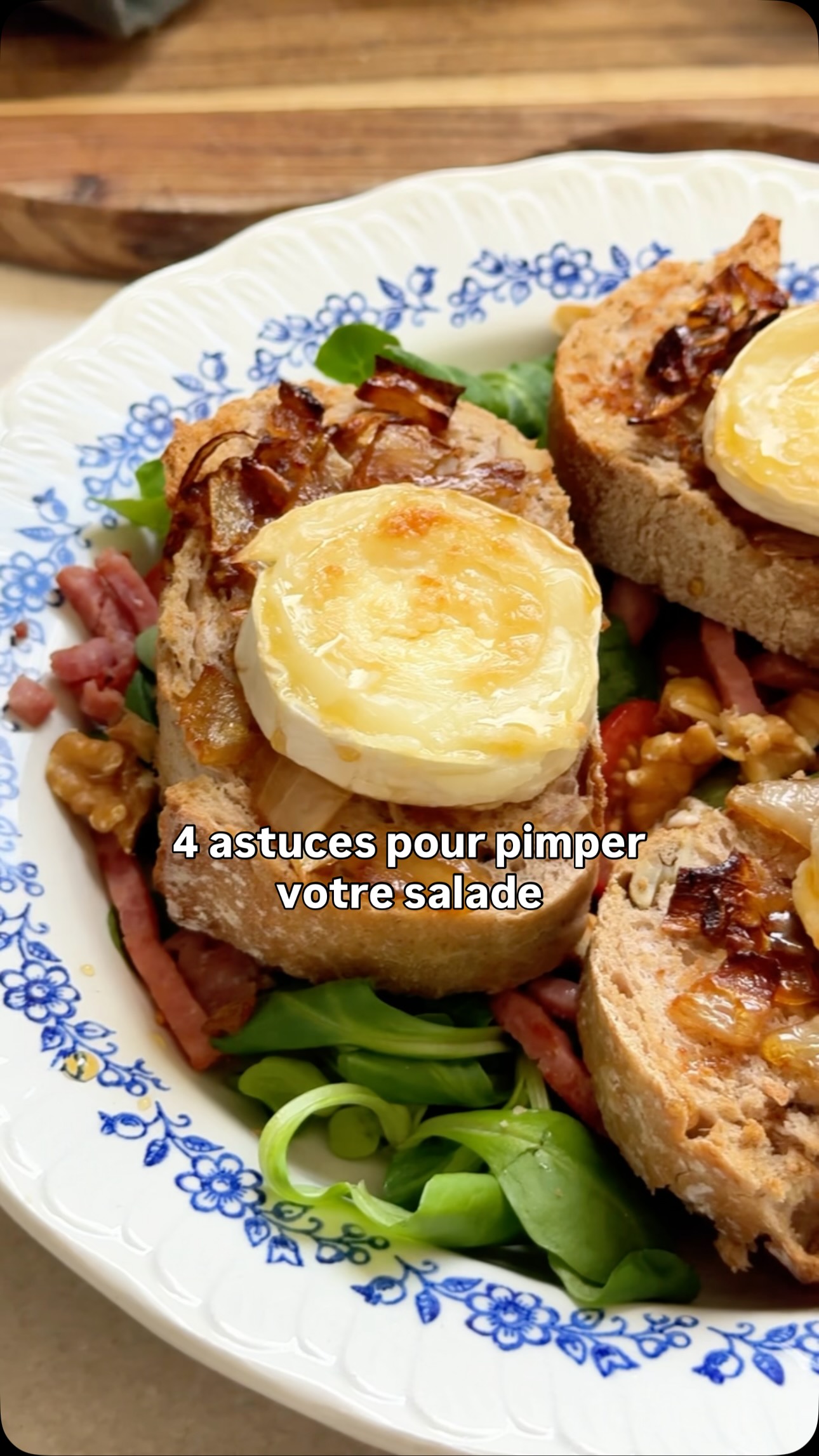 Vous la préparez comment votre salade de chèvre chaud ? ❤️‍🔥
Mes petits conseils pour pimper ma salade de chèvre chaud…et si vous en avez d’autres à ajouter, n’hesitez pas à les partager ! 

Préparez des oignons caramélisés (1 oignon revenus dans un filet d’huile d’olive, 1 cas de vinaigre balsamique, 1 cas de sirop d’érable) 
Déposez les sur des tranches de pain aux noix (vraiment ça fait la diff !) 
Utilisez du chèvre cendré si vous en trouvez (la ajd j’en ai fait pas trouvé snif)
Pour la base de la salade je fais mâche, tomates, noix et allumettes de bacon fumées, c’est beaucoup moins gras que les lardons 
Versez une petite vinaigrette au miel (huile, vinaigre balsamique, moutarde, miel, sel et poivre)
On ajoute un filet de miel sur les toasts après la cuisson 

Pour la cuisson : 
Airfryer : 6 min à 170 degrés 
Four : 7 min à 180 degrés

Pensez à enregistrer ce post, liker et commenter et n’hésitez pas à le partager à ceux qui aiment le chèvre chaud 🥹

——
Recette facile et rapide de salade de chèvre chaud : une idée de repas du quotidien facile et rapide à préparer.
Je partage aussi mes astuces pour rendre cette salade encore meilleure ! 

#ideerepas #rééquilibragealimentaire #saladechevrechaud #recettefacile #recetteairfryer