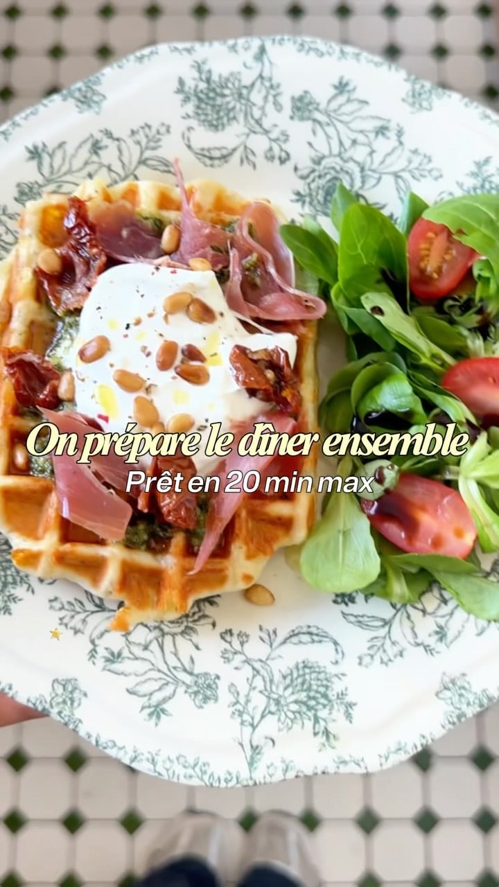 Vous avez déjà testé les gaufres salés ? C’est juste incroyable !! ❤️‍🔥

C’est une super idée de dîner la semaine je trouve : c’est simple, rapide, équilibré et vraiment délicieux ! Le skyr apporte des prot en plus 😎 et vous pouvez mettre ce que vous voulez dessus (j’ai aussi testé guacamole et saumon c’était 10/10)

Pour 2 belles gaufres : 
100g de skyr 
70g de farine 
1 cuillère de levure chimique 
1 œuf 
1 belle poignée de fromage râpé
Herbes de Provence 
Ail en poudre 
Sel, poivre

On passe au gaufrier et on ajoute ce qu’on veut par dessus ! 
Pour moi : pesto maison, burrata, jambon sec fumé, tomates séchées, pignons torréfiés et un filet d’huile d’olive 👌🏻

Ca vous tente ? 

—-
Recette de gaufres express salées healthy au fromage, à base de skyr. Accompagnées d’une salade c’est un repas bien gourmand, super facile et rapide à préparer pour les dîners de la semaine ! 

#ideerepas #recettefacile #recettesimple #gaufrefromage #rééquilibragealimentaire