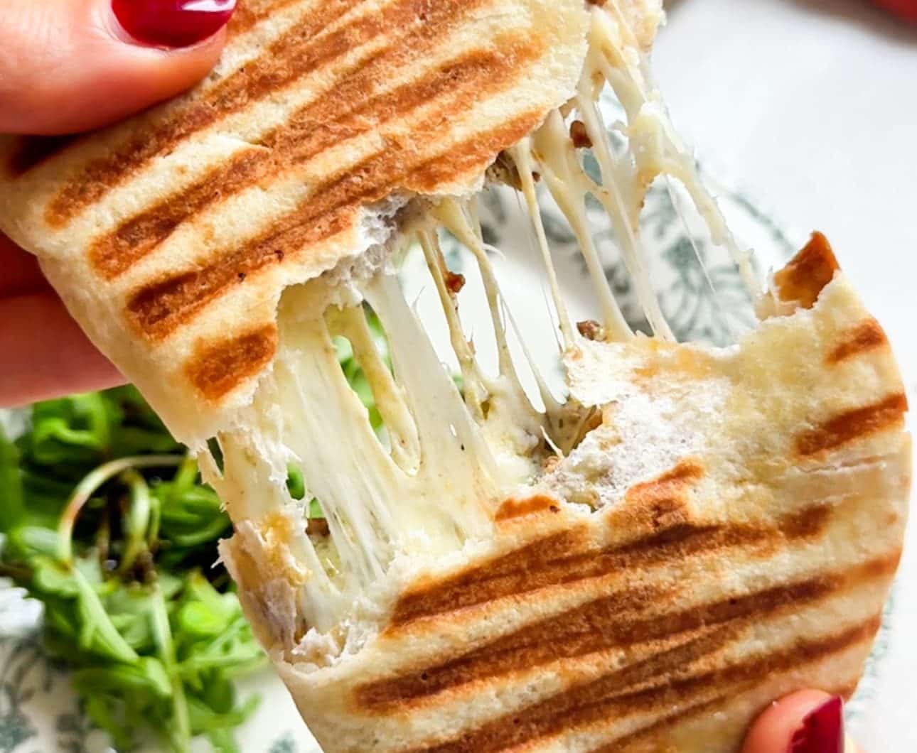 Tortilla au fromage filant à la viande et pesto