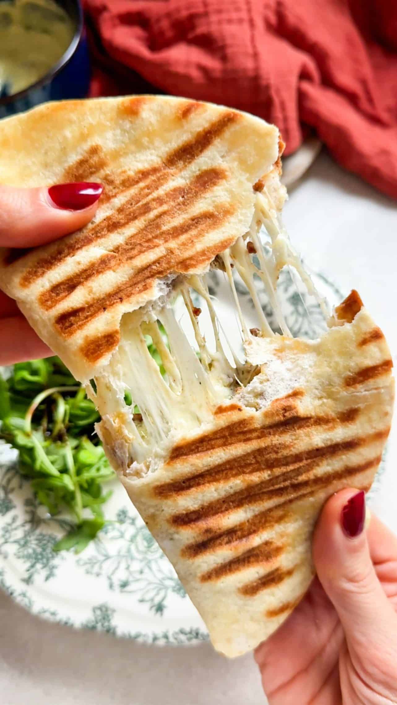 Tortilla au fromage filant à la viande et pesto