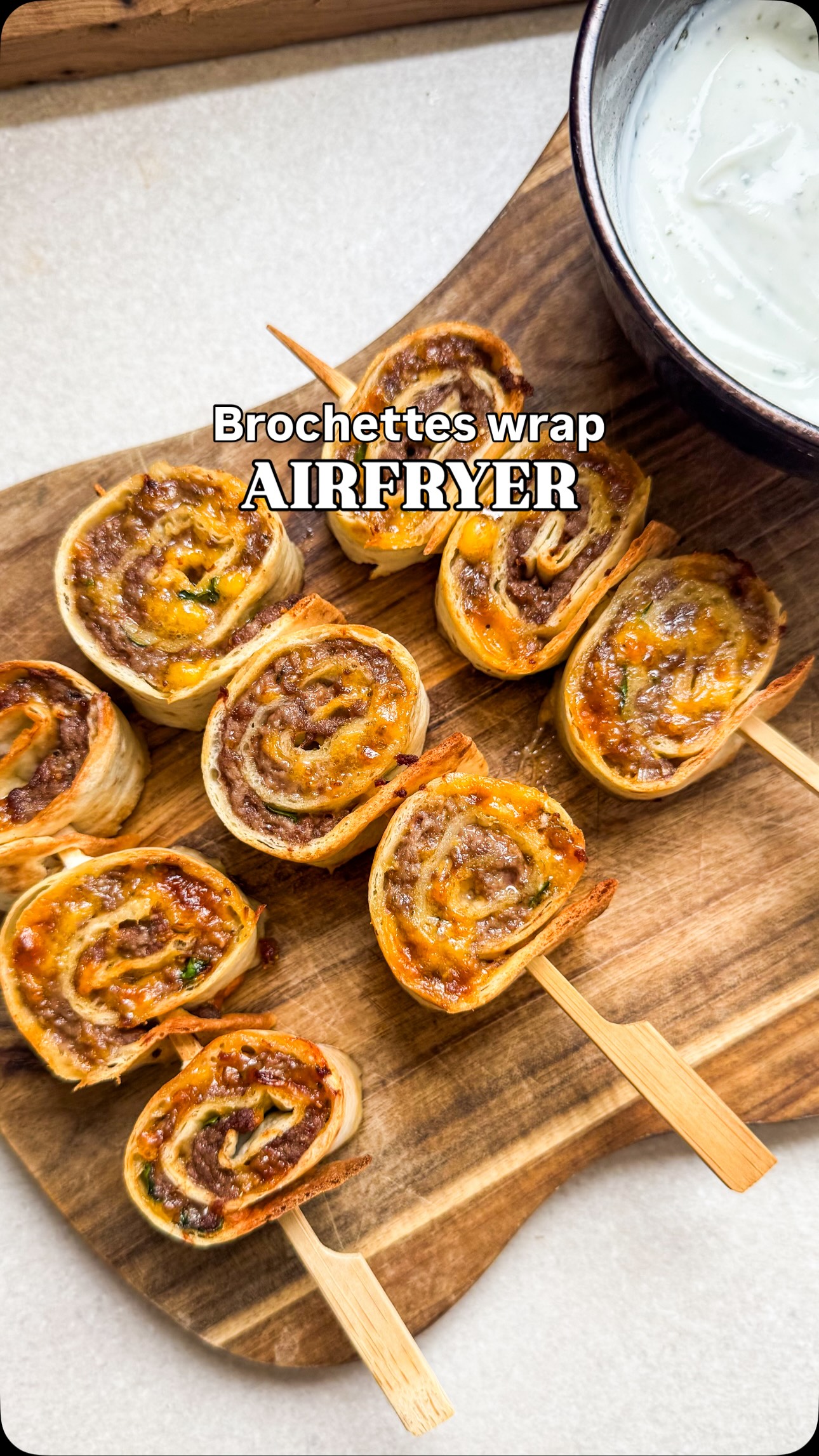 TESTEZ MOI ÇA AU PLUS VITE 🔥

Non mais regardez moi ces brochettes de wrap au bœuf et au cheddar 😍 je les ai servies avec une salade et vraiment on s’est régalés ! 

Pour 4 belles brochettes : 
- 3 wraps 
- 250g de bœuf haché 
- 80g de cheddar râpé 
- 1 cac de paprika fumé 
- 1 cac d’ail en poudre 
- 1 cac d’herbes de Provence 
- du persil frais 
- sel,poivre 

Cuisson : 12 min à 180 degrés au airfryer mais à adapter selon la puissance de votre airfryer, la viande doit être cuite mais les tortillas pas brûlées ! 
( ou 15/20min à 180 degrés au four) 

Je vais tester avec du poulet la prochaine fois, ça vous dit que je partage cette deuxième version ? 

——
Recette de brochettes de wraps au bœuf assaisonné et au cheddar, au airfryer ou au four. Une idée de repas facile, rapide, vraiment gourmand et bien équilibré servi avec une salade. 

#wrap #recettefacile #recetteairfryer #ideerepas #airfryer