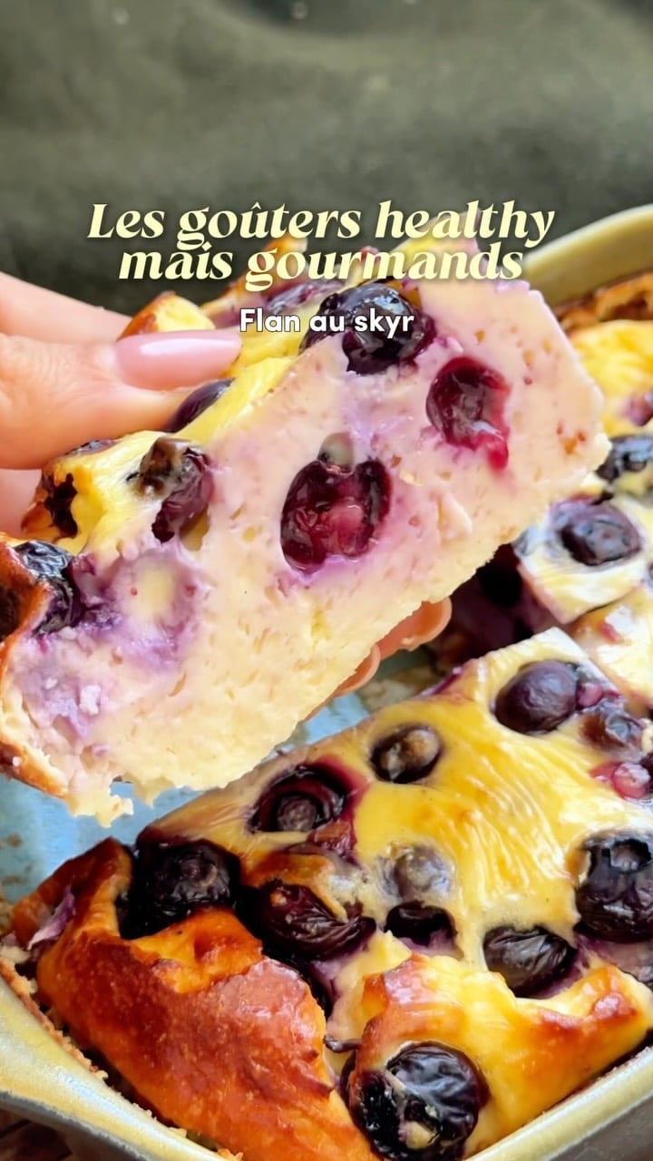 Vous allez pouvoir me tester ça dès maintenant pour les petits dej et/ ou goûters de la semaine 💕

Cest un flan à base de skyr, avec des myrtilles mais en vrai on met bien ce qu’on veut : chocolat, framboise, banane… tout ce que vous voulez 😎

4 œufs 
500g de skyr vanille 
2 cas de sirop d’érable (facultatif) 
50g de fécule de maïs (genre maïzena) 
Des myrtilles ou autre 

On mélange les œufs, le skyr et le sirop d’érable. On ajoute la fécule de maïs. On ajoute les myrtilles. 
On verse dans un plat et on lance la cuisson pour environ 40/45 min à 170 degrés et on laisse refroidir avant de déguster ! 

Je pense que j’aurais du prendre un plus grand plat car le mien a gonflé dans son petit plat ! C’était deliiiicieux je vous recommande vraiment de tester ! 

#skyr #flan #recettefacile #rééquilibragealimentaire #recettehealthy
