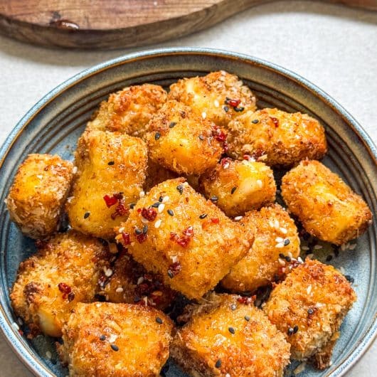 Bouchées de halloumi croustillantes au miel pimenté