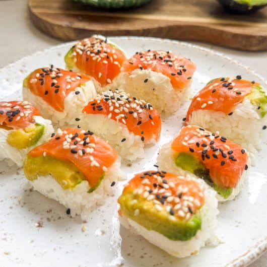 Sushis dans un moule à glaçons, saumon, avocat et cream cheese