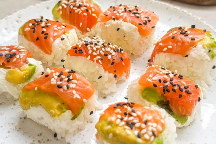 Sushis dans un moule à glaçons, saumon, avocat et cream cheese