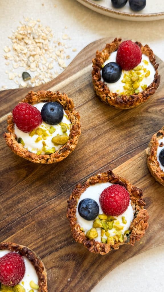 Granola cups healthy au fromage blanc et fruits frais