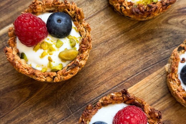 Granola cups healthy au fromage blanc et fruits frais
