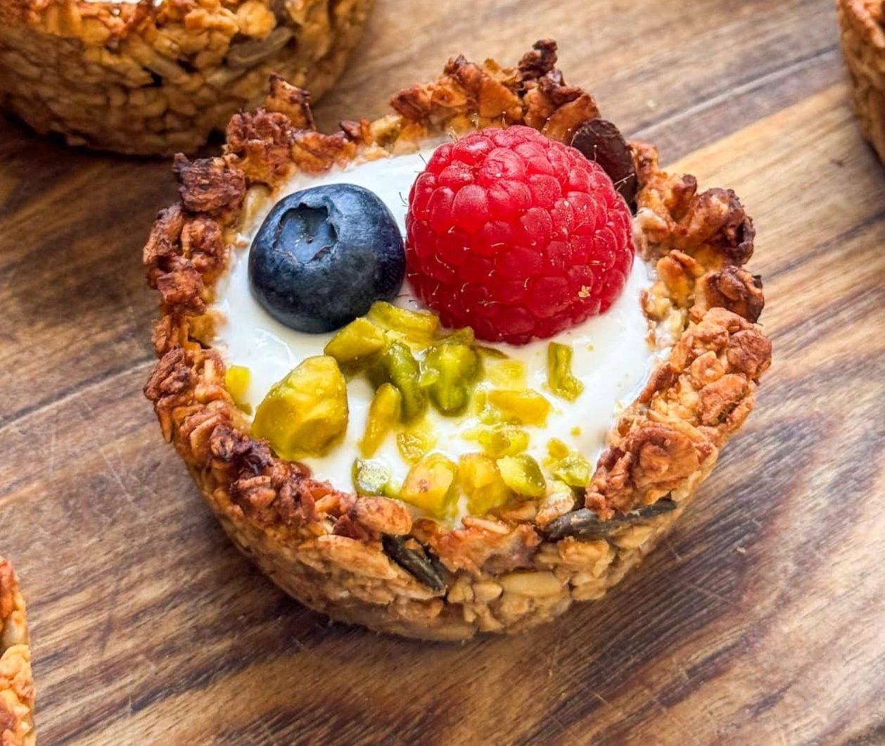 Granola cups healthy au fromage blanc et fruits frais