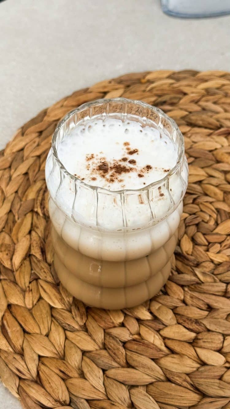 Cappuccino vanille maison avec mousse de lait