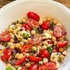 Salade de pois chiches avec feta, tomates cerises et raisins secs