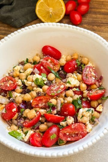 Salade de pois chiches avec feta, tomates cerises et raisins secs