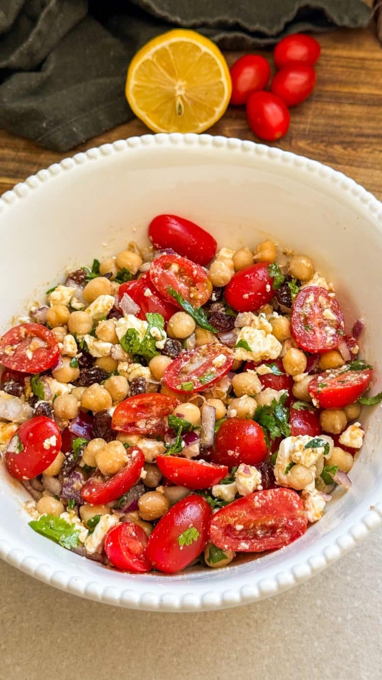 Salade de pois chiches avec feta, tomates cerises et raisins secs