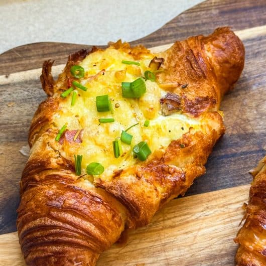 Croissant boat au Airfryer garni d’œuf, jambon et fromage