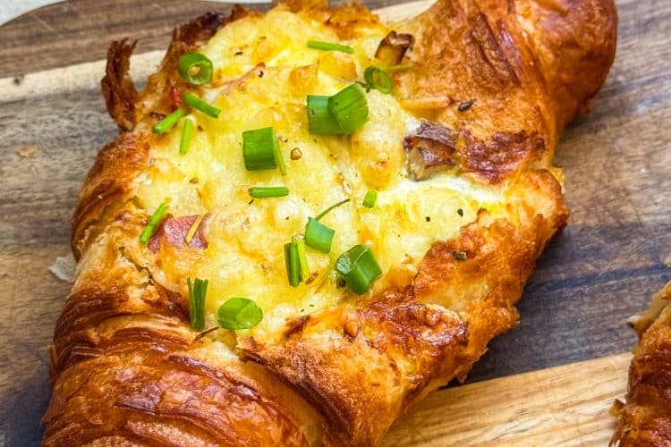 Croissant boat au Airfryer garni d’œuf, jambon et fromage