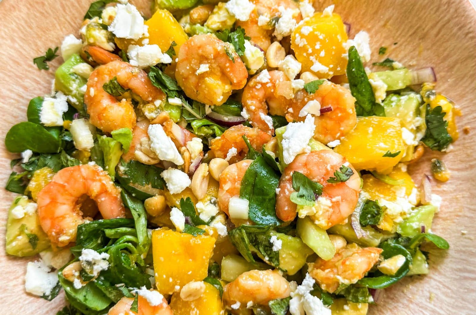 Salade de crevettes, mangue, avocat et sauce passion