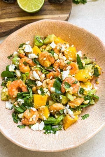 Salade de crevettes, mangue, avocat et sauce au fruit de la passion