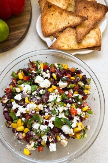 Salade mexicaine au maïs, haricots rouges et chips de tortilla maison