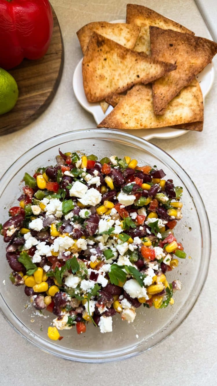 Salade mexicaine au maïs, haricots rouges et chips de tortilla maison