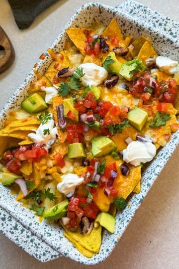 Nachos gratinés au cheddar et mozzarella avec avocat