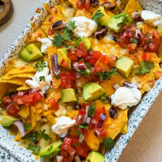 Nachos gratinés au cheddar et mozzarella avec avocat